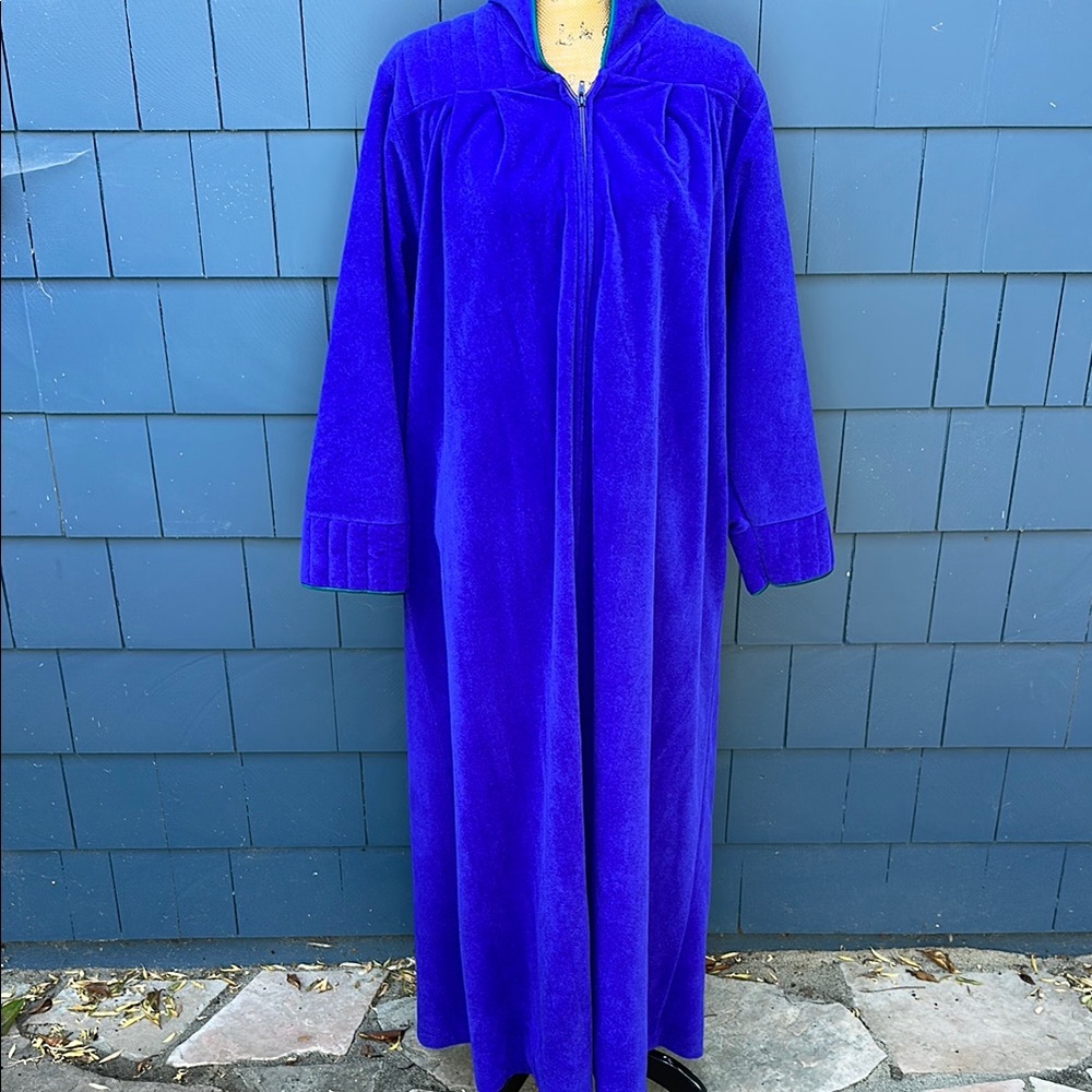 Vintage vanity, fair purple, large caftan robe zip up